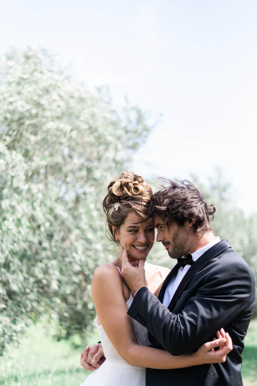 portrait d'un couple de mariés dans un champ d'olivier
