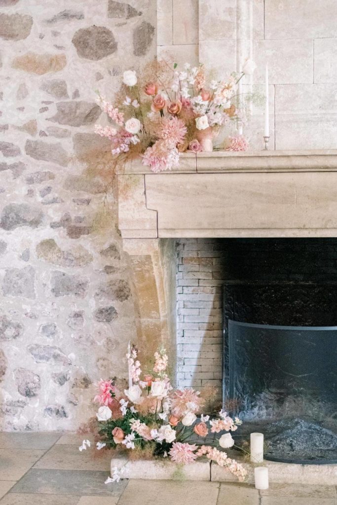 Cheminée décorée pour un mariage