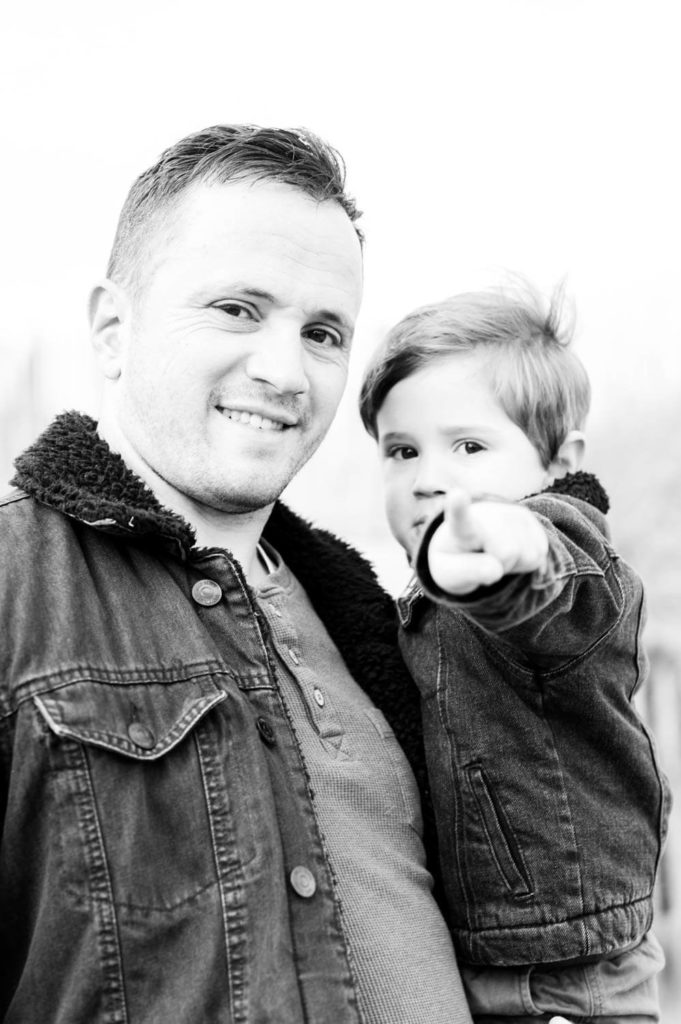 Un père et son fils en séance famille