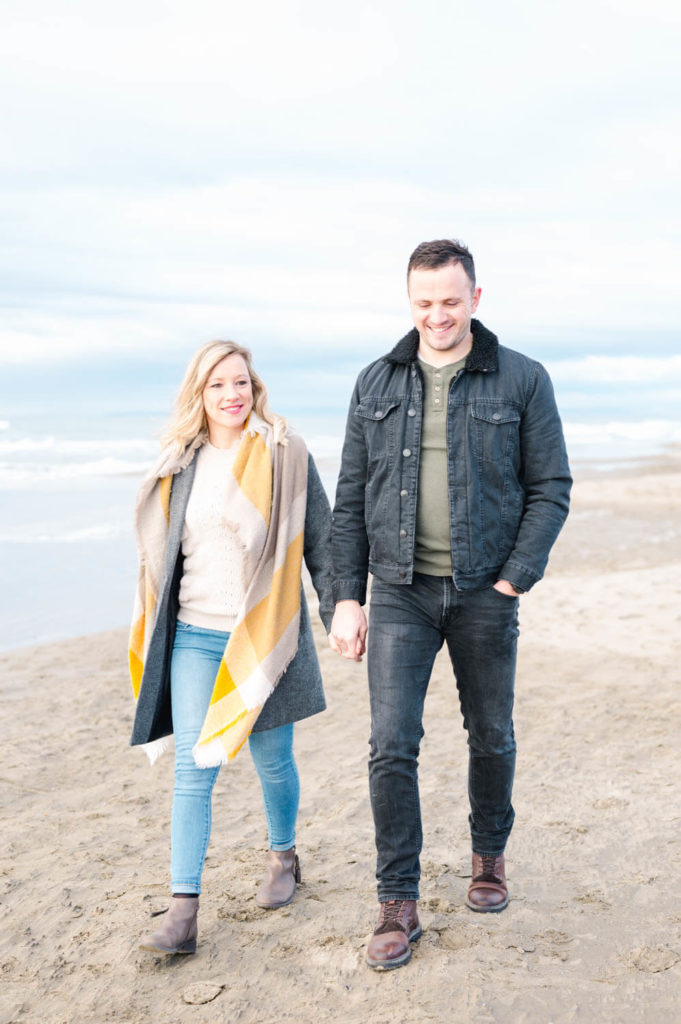 couple marchant sur la plage au grau du roi