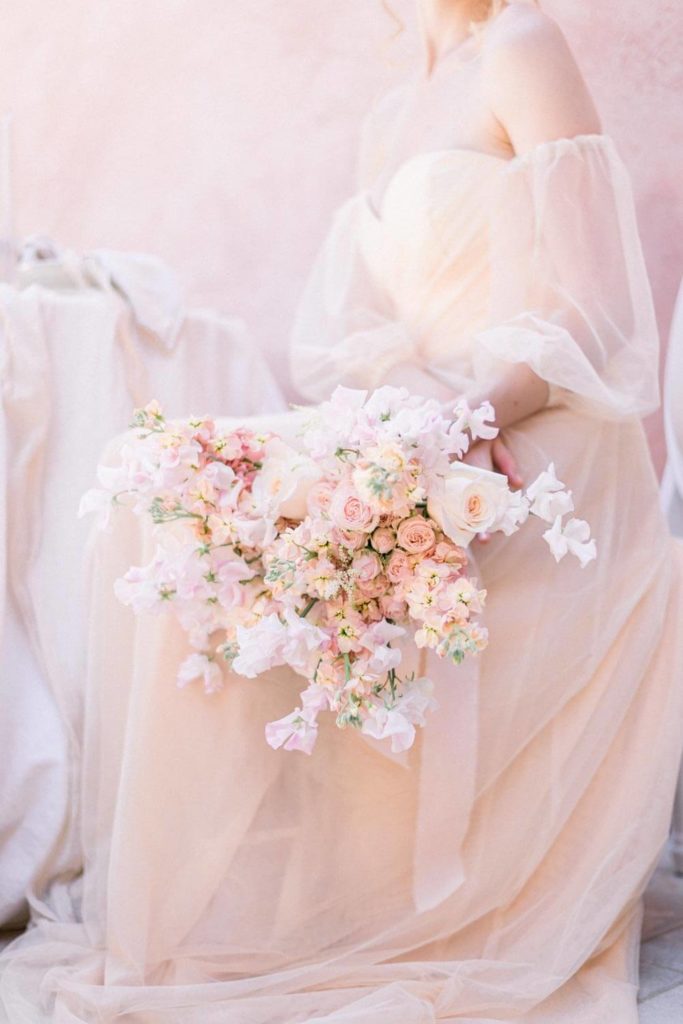 Bouquet mariage destructuré rose et blanc