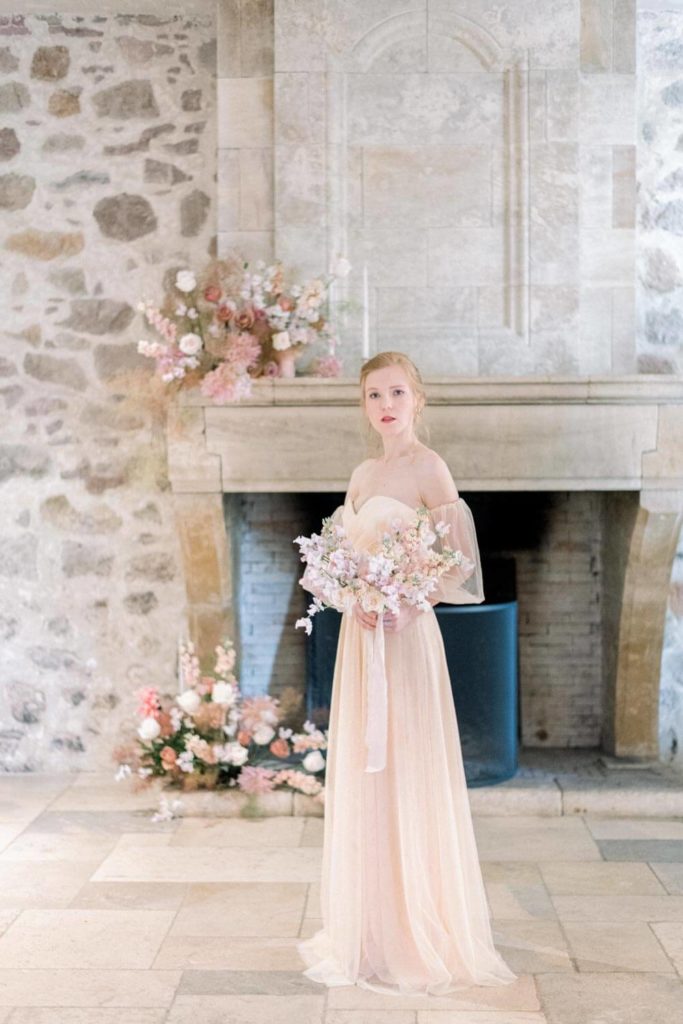 Portrait en pied de mariee devant cheminee