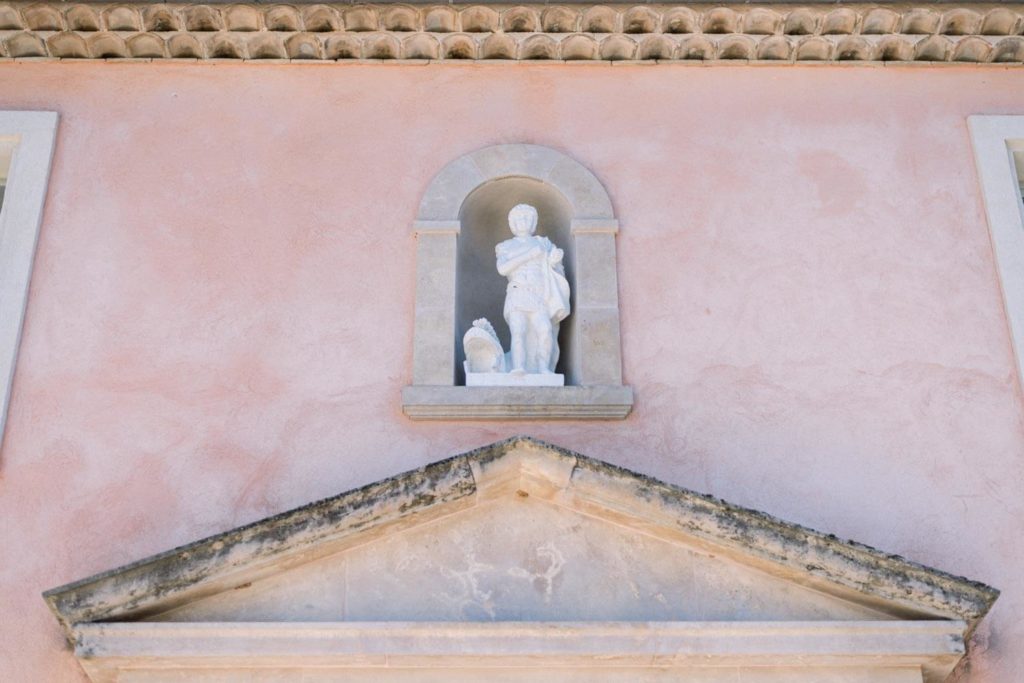 Detail de la façade du Chateau Saint Julien d'Aille