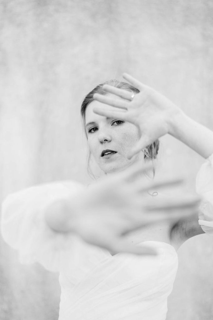 Mariee en noir et blanc cachee par ses mains