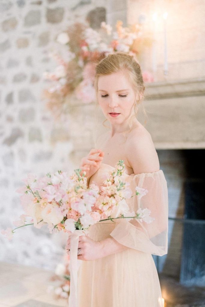 Portrait de mariée dans salle en pierre