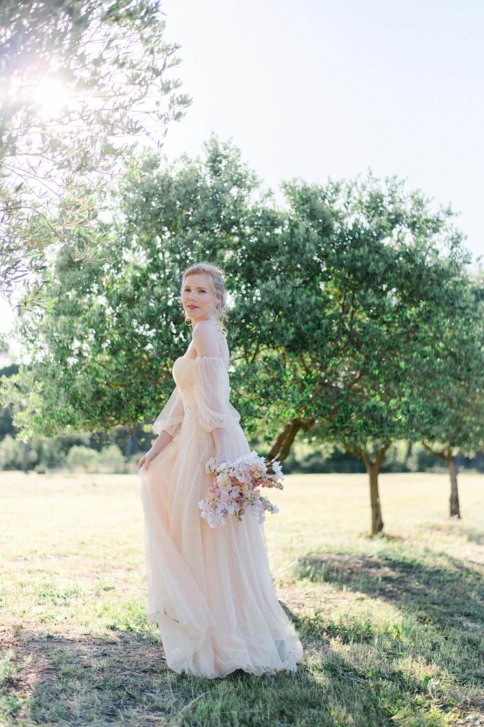 mariée à contrejour dans les oliviers