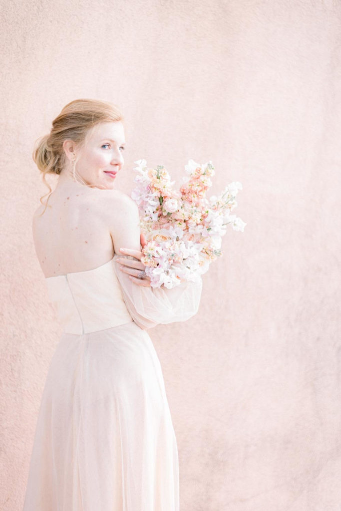 mariee de trois quart devant un mur