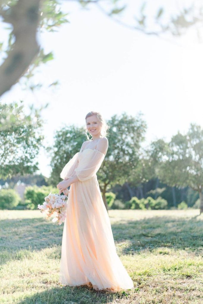 Mariee a contrejour dans les oliviers