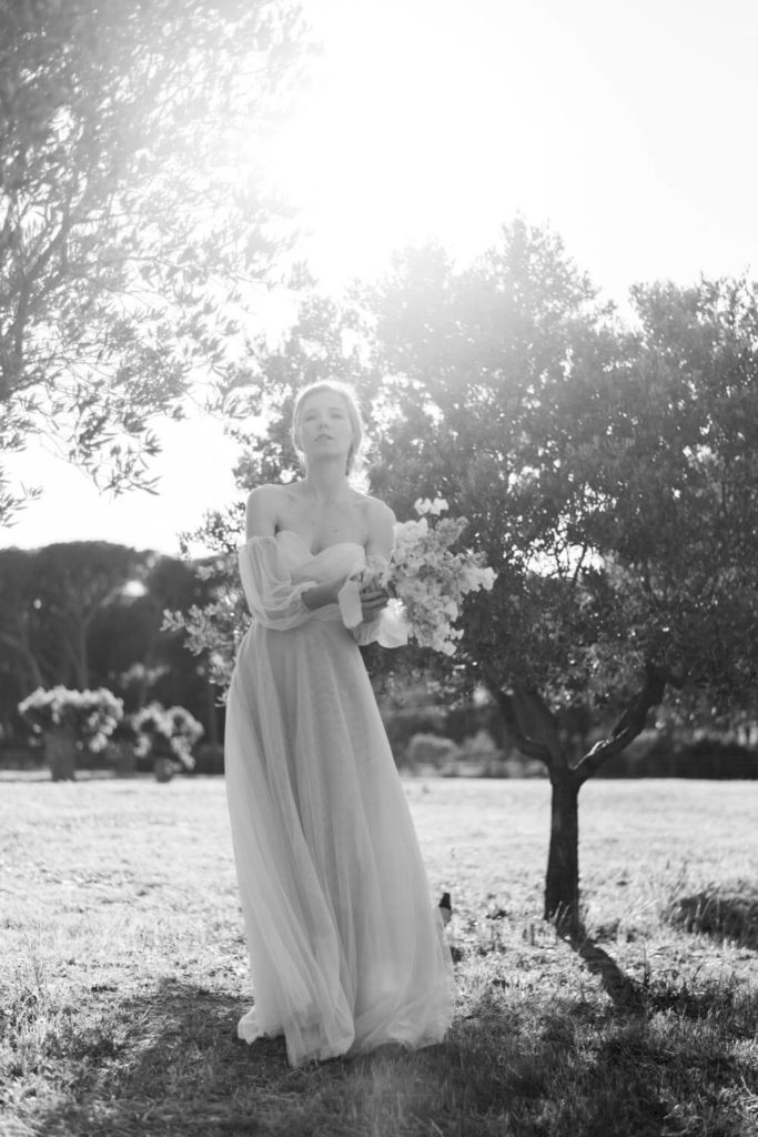 Mariee en noir et blanc a contrejour