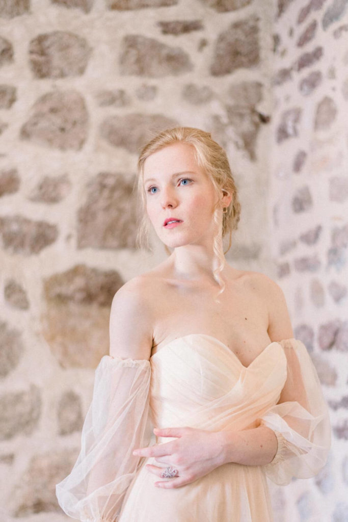 Portrait de mariée dans une robe rose orangé