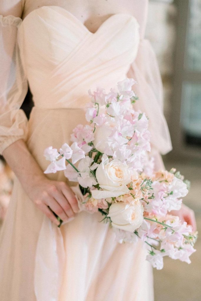 gros plan sur bouquet de mariage blanc et rose