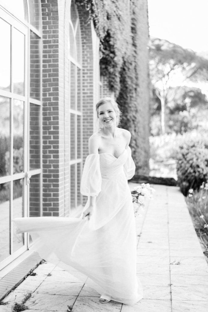 Mariee en noir et blanc jouant avec sa robe