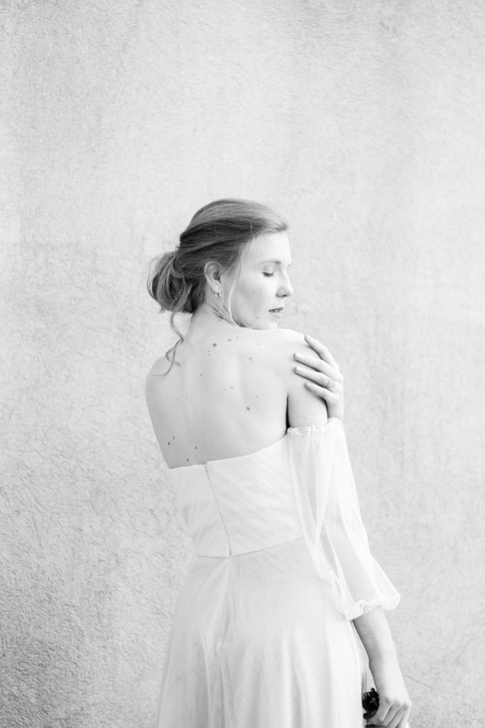 Mariée de trois quart en noir et blanc